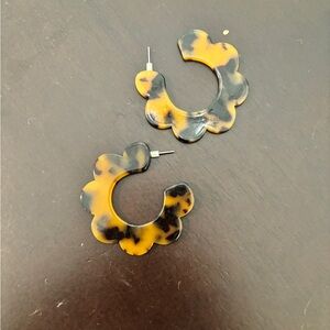 Acrylic Tortoiseshell Scallop Hoop Earrings